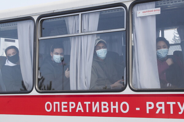 Κοροναϊός: Επιτέθηκαν σε λεωφορεία με ανθρώπους που επαναπατρίστηκαν στην Ουκρανία από την Κίνα