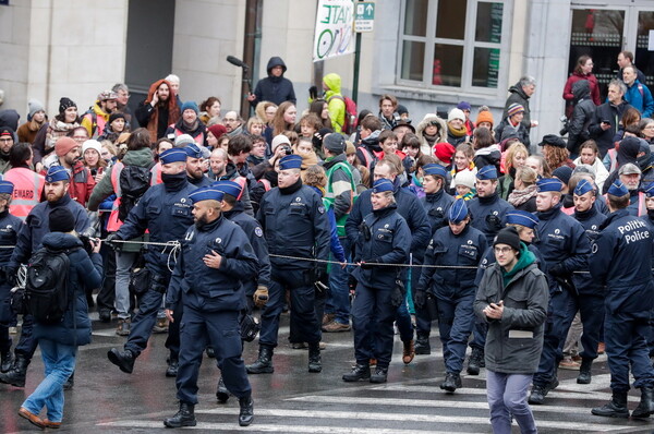 Τούνμπεργκ: «Το σπίτι μας καίγεται» - Μαζική πορεία στις Βρυξέλλες για το κλίμα