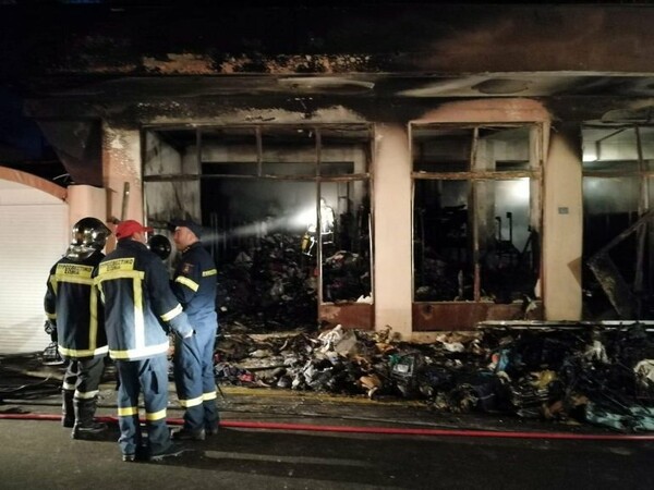 Πυρκαγιά σε αποθήκη αλληλέγγυων στη Χίο - Κάηκαν ολοσχερώς είδη πρώτης ανάγκης