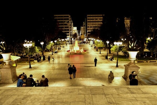 Οι Αθηναίοι στα σπίτια τους λόγω κορωνοϊού: Έρημοι οι δρόμοι Σάββατο βράδυ