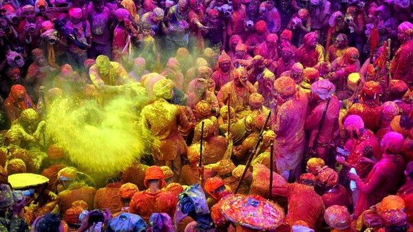 «Έκρηξη» χρωμάτων στο πιο φωτογενές θρησκευτικό φεστιβάλ της Ινδίας