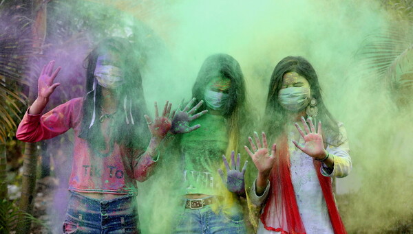 «Έκρηξη» χρωμάτων στο πιο φωτογενές θρησκευτικό φεστιβάλ της Ινδίας