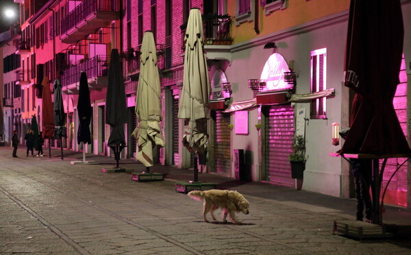 Νύχτα στο Μιλάνο - Ο κοροναϊός ερήμωσε την πόλη (ΦΩΤΟΓΡΑΦΙΕΣ)