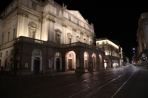 Νύχτα στο Μιλάνο - Ο κοροναϊός ερήμωσε την πόλη (ΦΩΤΟΓΡΑΦΙΕΣ)