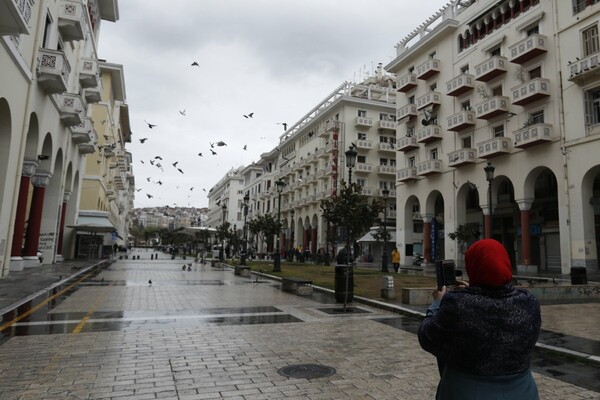 Κορωνοϊός: Η άδεια Θεσσαλονίκη από ψηλά - Πλατεία Αριστοτέλους και Λευκός Πύργος χωρίς καθόλου κόσμο