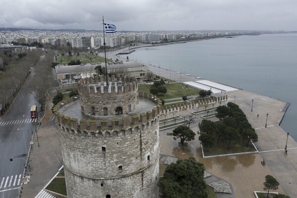 Κορωνοϊός: Η άδεια Θεσσαλονίκη από ψηλά - Πλατεία Αριστοτέλους και Λευκός Πύργος χωρίς καθόλου κόσμο