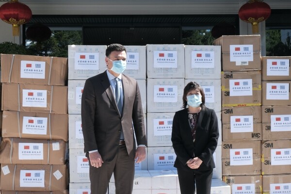 H Κίνα προσέφερε 50.000 μάσκες στην Ελλάδα