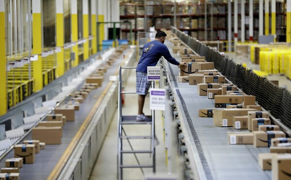 Κορωνοϊός: H Amazon προσλαμβάνει 100.000 εργάτες - Τεράστια αύξηση πωλήσεων