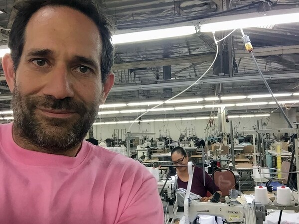 ΗΠΑ: Ο ιδρυτής της American Apparel προσφέρει το εργοστάσιό του για να κατασκευαστούν μάσκες για τον κορωνοϊό