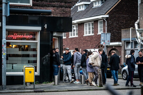 Ολλανδία: Ουρές έξω από τα coffee shops για προμήθειες πριν κλείσουν λόγω κορωνοϊού