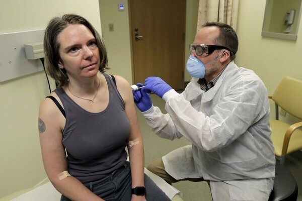 Κορωνοϊός: Σε 43χρονη μητέρα η πρώτη δοκιμή εμβολίου στις ΗΠΑ - «Νιώθω υπέροχα»