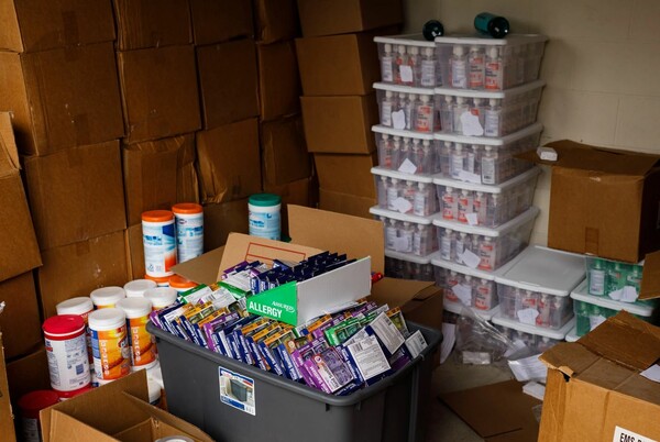 Ένας έμπορος της Amazon έχει στην αποθήκη του 17.700 μπουκάλια απολυμαντικού χεριών αλλά δεν μπορεί να τα πουλήσει πουθενά
