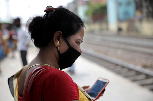 Κορωνoϊός: Μήνυμα για την πανδημία αντί για τόνο κλήσης προωθεί η Ινδία