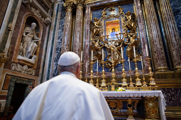 Κορωνοϊός: Ο πάπας Φραγκίσκος προσεύχεται στην άδεια Ρώμη για το τέλος της πανδημίας