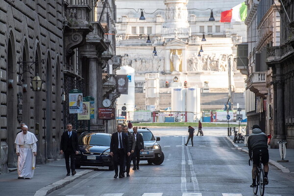 Κορωνοϊός: Ο πάπας Φραγκίσκος προσεύχεται στην άδεια Ρώμη για το τέλος της πανδημίας