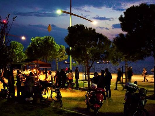 Κορωνοϊός στη Θεσσαλονίκη: Ουρές σε υπαίθριο μπαρ για κοκτέιλ χθες το βράδυ
