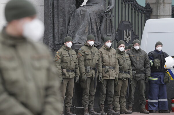 Ουκρανία: Ένοπλοι έκλεψαν 100.000 προστατευτικές μάσκες - Δήλωναν μέλη των δυνάμεων ασφαλείας
