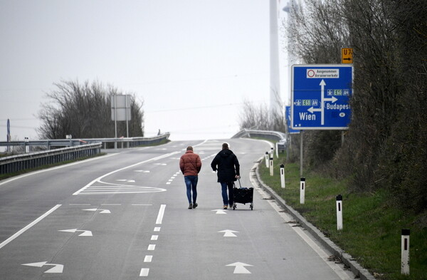 Κορωνοϊός: Χάος στα σύνορα - Ουρές 40 χλμ σε αυτοκινητοδρόμους προς την Πολωνία