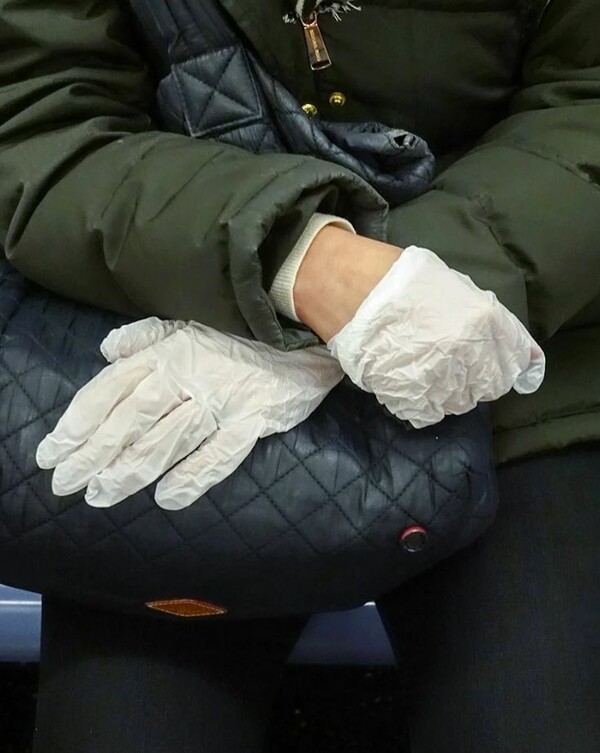 Οι ανήσυχες χειρονομίες των επιβατών στο μετρό της Νέας Υόρκης, τις μέρες του κορωνοϊού
