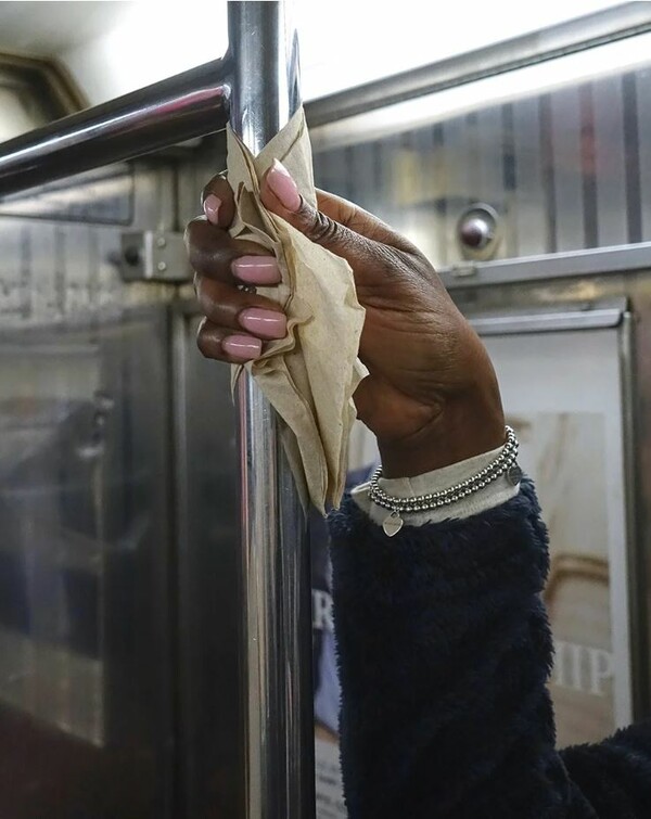 Οι ανήσυχες χειρονομίες των επιβατών στο μετρό της Νέας Υόρκης, τις μέρες του κορωνοϊού