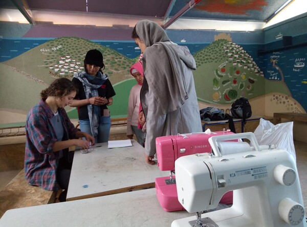 Πρόσφυγες από το Αφγανιστάν κατασκεύασαν χειροποίητες προστατευτικές μάσκες για τις ευπαθείς ομάδες της Μόριας