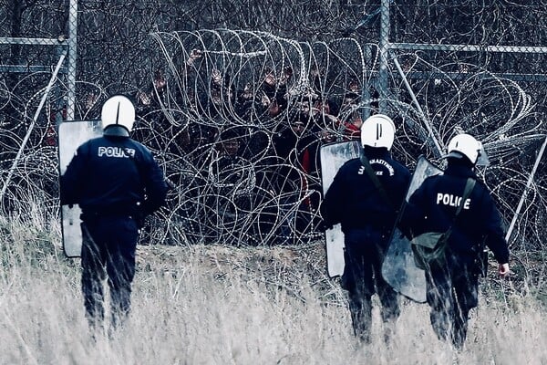 Αποχωρούν πρόσφυγες και μετανάστες από τον Έβρο, αλλά ο «σκληρός πυρήνας» παραμένει