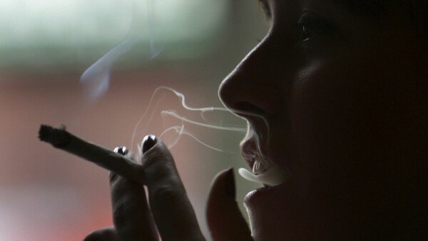 Έρευνα: Ένα τσιγάρο κάνναβης μπορεί να συνδέεται με προσωρινά ψυχιατρικά συμπτώματα