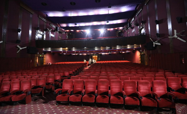 Κορωνοϊός: Ενώ τα σινεμά κλείνουν, οι πρεμιέρες ίσως περάσουν σε Netflix & Prime