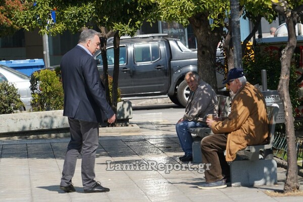 Ο δήμαρχος Λαμίας βγήκε στην πλατεία για να μαζέψει τους πολίτες- «Δεν έχουν καταλάβει τη σοβαρότητα της κατάστασης»