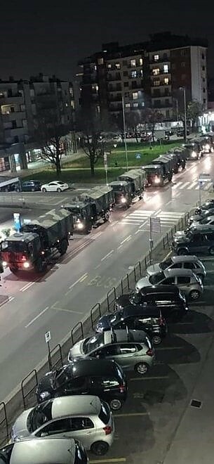 «Μια γενιά νεκρή»: Φορτηγά του στρατού μεταφέρουν φέρετρα με νεκρούς που δεν χωρούν να ταφούν στο Μπέργκαμο