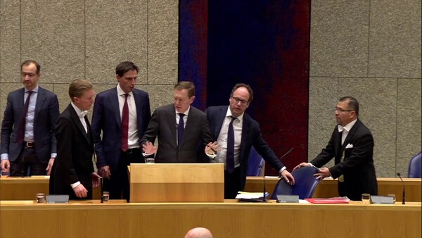 Ολλανδία: Κατέρρευσε υπουργός στο κοινοβούλιο - Στη διάρκεια συνεδρίασης για τον κορωνοϊό