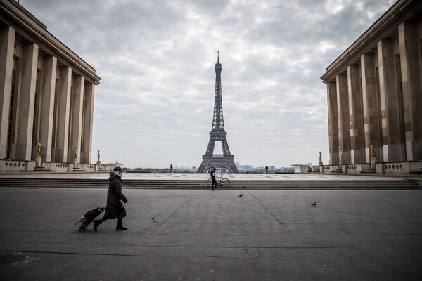 Η Γαλλία παρατείνει τα μέτρα καραντίνας για άλλες δύο εβδομάδες