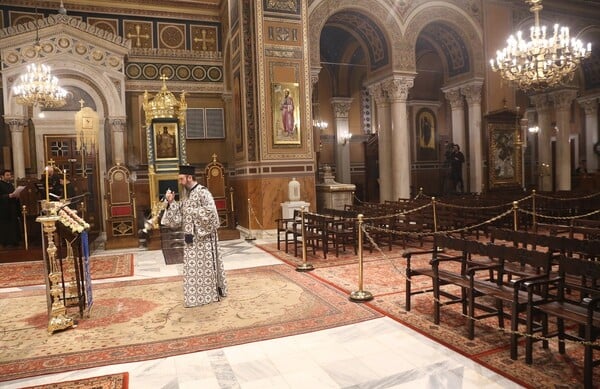 Η Εκκλησία ζητά να τελεί κανονικά τη Θεία Λειτουργία κεκλεισμένων των θυρών