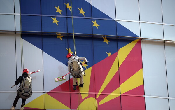 «Πράσινο φως» από την ΕΕ για ενταξιακές διαπραγματεύσεις με Β. Μακεδονία και Αλβανία