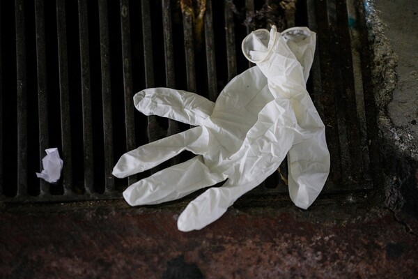 Κορωνοϊός: Οδηγίες για γάντια και μάσκες - Πού τα πετάμε μετά την χρήση