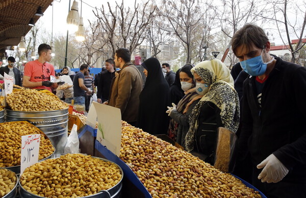 Ιράν: Φόβοι για «δεύτερο κύμα» κορωνοϊού - Στους 2.077 οι νεκροί