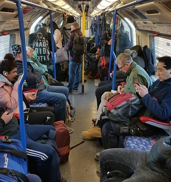 Γεμάτο κόσμο το μετρό του Λονδίνου - O ένας πάνω στον άλλο το πρωί