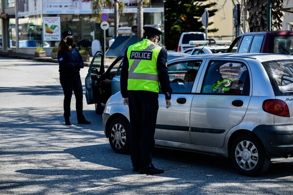 Έκλεισαν 6χρονο παιδί στο πορτ μπαγκάζ για να γλιτώσουν το πρόστιμο - «Βεβαίωση» σε χαρτί υγείας