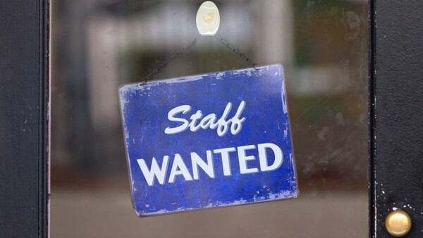 Βρετανία: Σε αναζήτηση χιλιάδων εργαζομένων πολλές επιχειρήσεις - Παρά την «παράλυση» λόγω κορωνοϊού