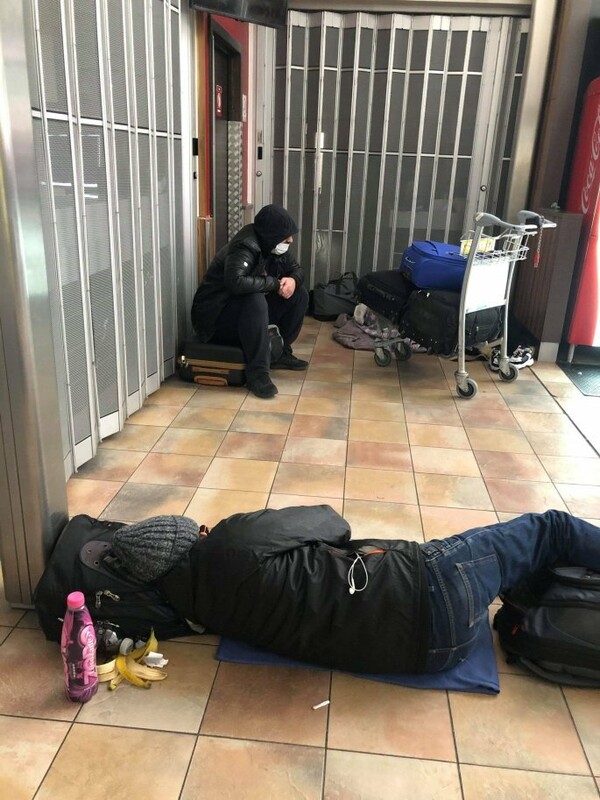 Αποκλεισμένοι Έλληνες στο αεροδρόμιο του Στάνστεντ: «Τραγική κατάσταση και δεν ενδιαφέρεται κανείς»