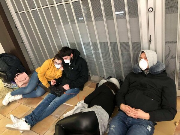 Αποκλεισμένοι Έλληνες στο αεροδρόμιο του Στάνστεντ: «Τραγική κατάσταση και δεν ενδιαφέρεται κανείς»