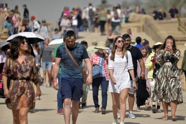 Αίγυπτος: Μόνο βραδυνές ώρες η απαγόρευση της κυκλοφορίας - Κλείνουν εσπευσμένα τις πλαζ