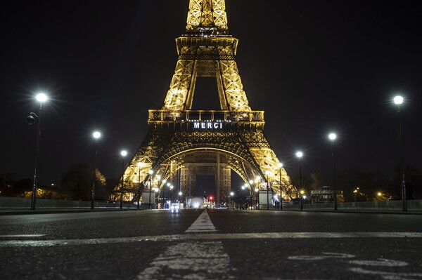 Ο Πύργος του Άιφελ εμψυχώνει το Παρίσι - Φωταγωγείται κάθε βράδυ με μηνύματα για «ευχαριστώ»