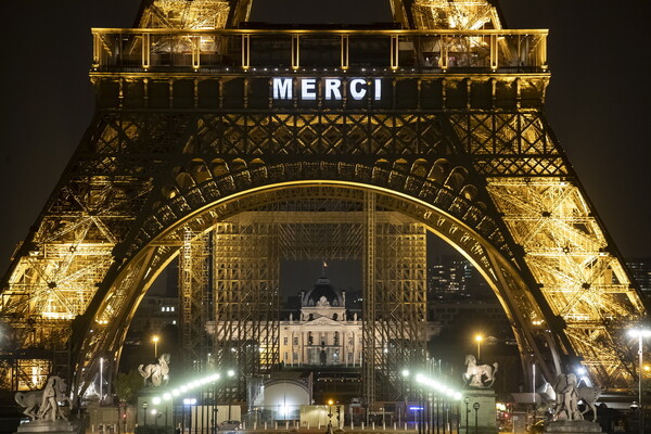 Ο Πύργος του Άιφελ εμψυχώνει το Παρίσι - Φωταγωγείται κάθε βράδυ με μηνύματα για «ευχαριστώ»