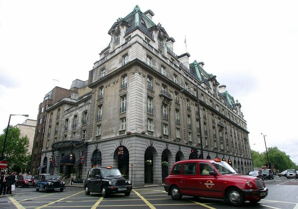 Λονδίνο: Επενδυτής από το Κατάρ αγόρασε το ξενοδοχείο Ritz- Το deal αναζωπύρωσε τον «πόλεμο» των Μπάρκλεϊ