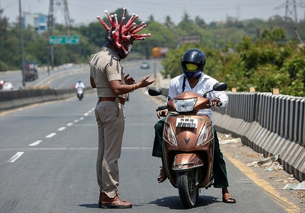 Ινδός αστυνομικός με «κράνος-κορωνοϊό» καλεί τους πολίτες να μείνουν σπίτι