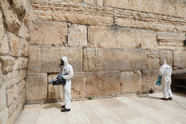 Απολύμανση στο Τείχος των Δακρύων στην Ιερουσαλήμ - ΦΩΤΟΓΡΑΦΙΕΣ