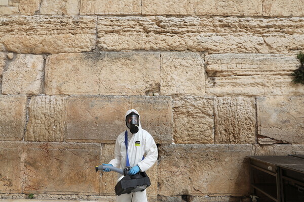 Απολύμανση στο Τείχος των Δακρύων στην Ιερουσαλήμ - ΦΩΤΟΓΡΑΦΙΕΣ