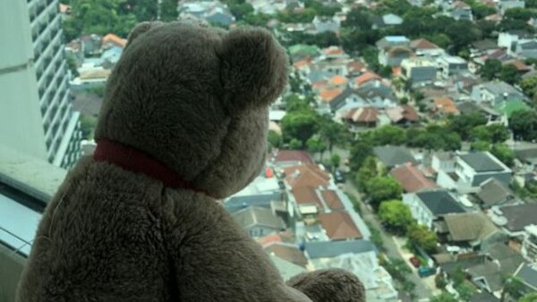 Κορωνοϊός: Τα παιδιά ψάχνουν για αρκουδάκια σε παράθυρα εκτονώνοντας την πλήξη