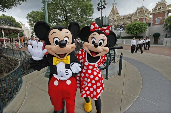 H Disney θέτει σε διαθεσιμότητα το «μη απαραίτητο προσωπικό» της λόγω της πανδημίας